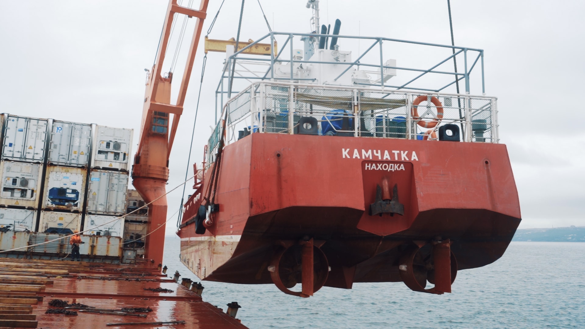 КМП выполнило уникальную операцию по доставке на Камчатку нового плашкоута.