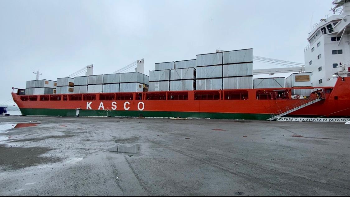 Теплоход Камчатского морского пароходства доставит вахтовый поселок в Заполярье 